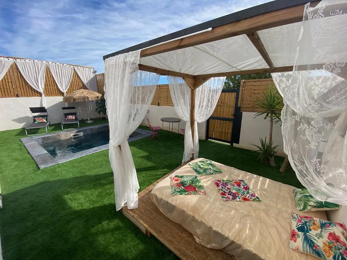 Suite La Discrete Marseille 0*,  France
